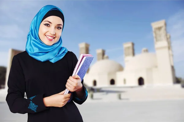 Junge Muslimin mit Notizbüchern — Stockfoto