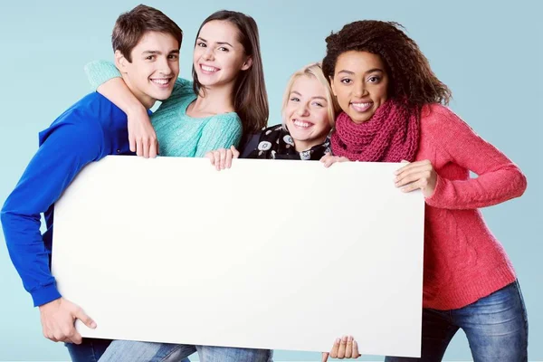 Jovens Amigos Felizes Com Placa Branco — Fotografia de Stock