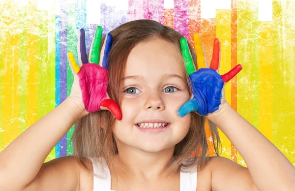 Menina mostrando as mãos pintadas — Fotografia de Stock