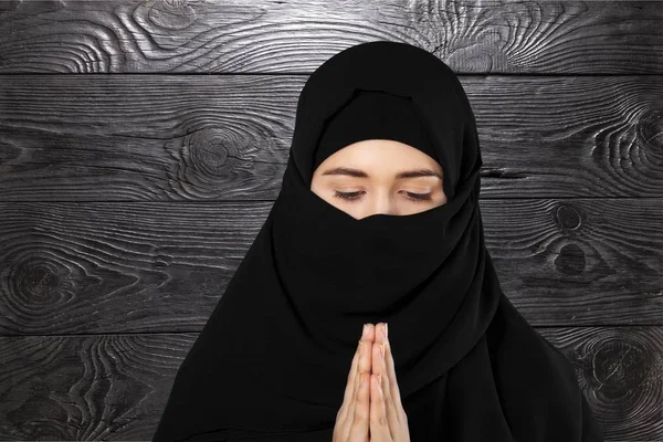 Όμορφη Μουσουλμανική Γυναίκα Στο Μπούρκα Προσεύχεται — Φωτογραφία Αρχείου