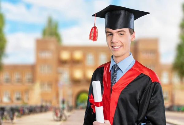 Ευτυχισμένος Άνδρας Μαθητής Αποφοιτά Κρατώντας Δίπλωμα Στα Χέρια — Φωτογραφία Αρχείου