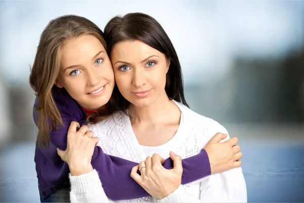 Moeder Dochter Omhelzen Glimlachen — Stockfoto