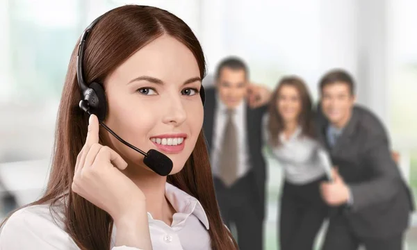 Kundendienstmitarbeiterin Junge Lächelnde Frau Die Über Headset Spricht — Stockfoto