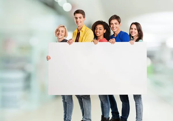 Grupp Lyckliga Unga Människor Som Håller Tom Banner — Stockfoto
