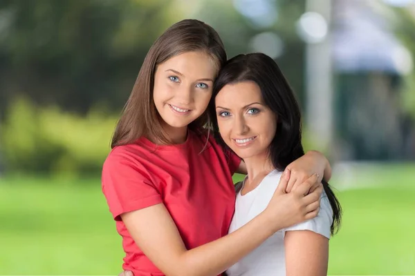 Glückliche Mutter Und Tochter Beim Umarmen — Stockfoto