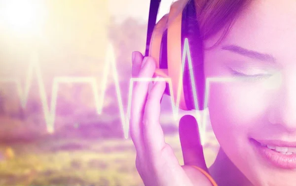 Mujer Yung Auriculares Escuchando Música — Foto de Stock