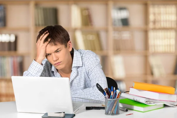 Stressad Elev Pojke Med Laptop — Stockfoto