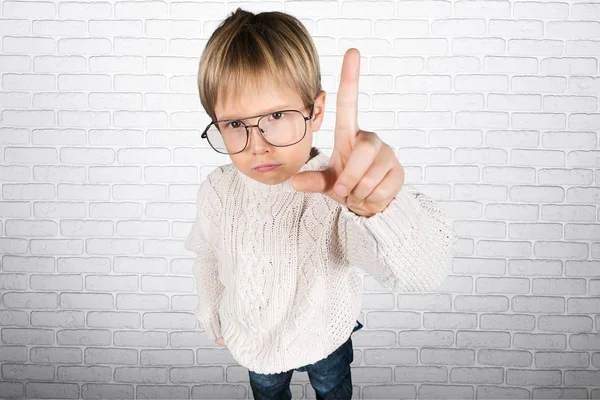 Schattige Kleine Jongen Met Bril Wijst Zijn Vinger — Stockfoto