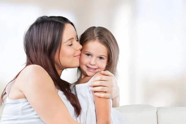 Feliz Abraço Mãe Filha — Fotografia de Stock