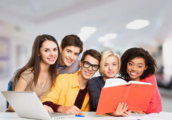 Jóvenes Estudiantes Estudiando Con Laptop Libros — Foto de Stock