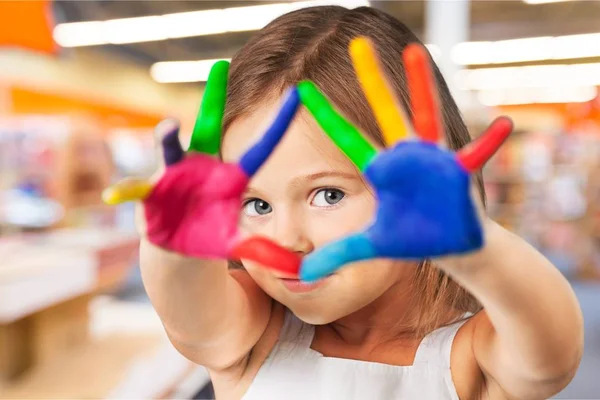 Mała dziewczynka Wyświetlono malowane ręce — Zdjęcie stockowe