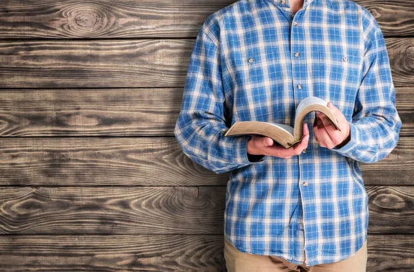 Людина читання Біблії — стокове фото