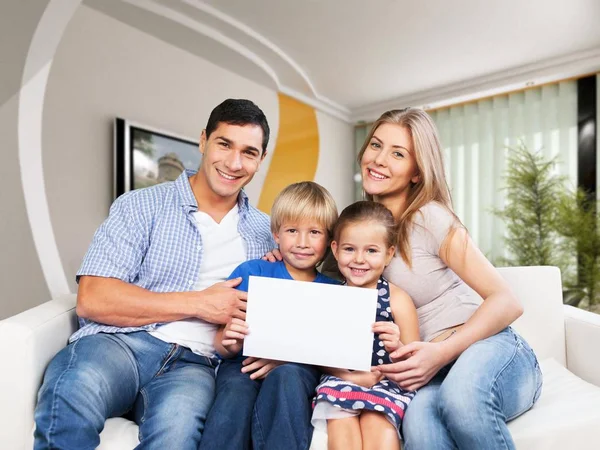 Familia Joven Casa Con Pancarta — Foto de Stock