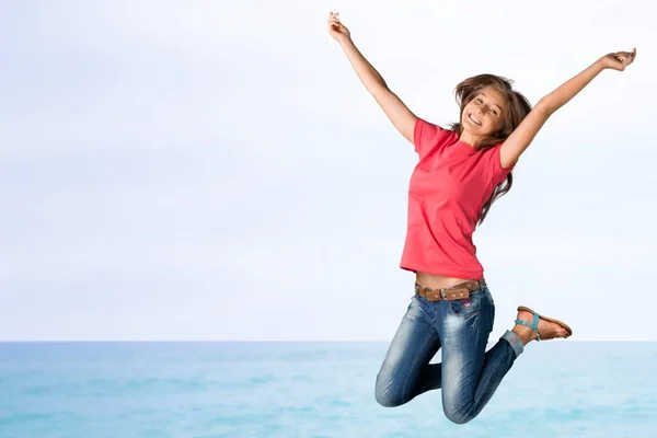 Jonge Vrouw Springen Tegen Zee Achtergrond — Stockfoto