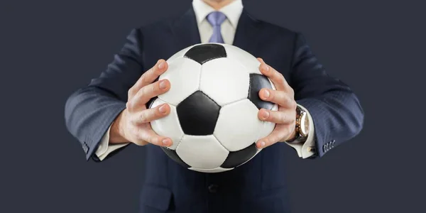 Geschäftsmann Hält Einen Fußball Der Hand — Stockfoto