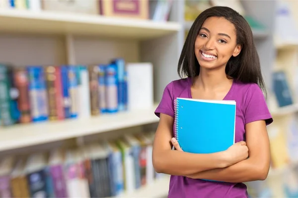 Mahasiswa Perempuan Tersenyum Dengan Buku Fotokopi — Stok Foto