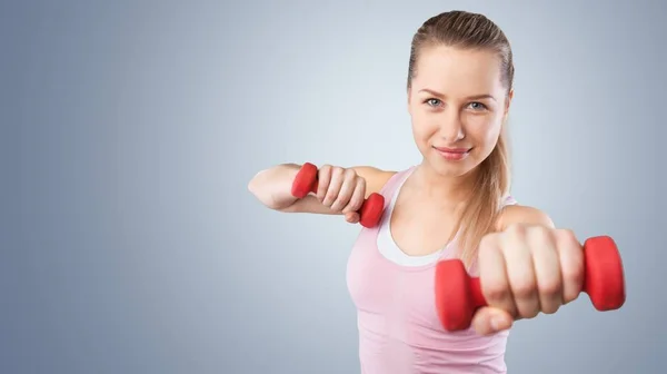 Close Aantrekkelijke Jonge Vrouw Die Dumbbells Vasthoudt — Stockfoto