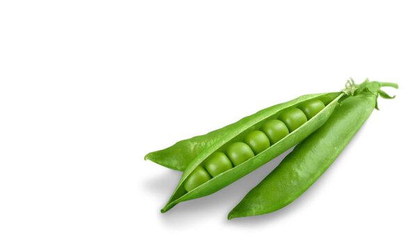 стручок зеленого горошка на белом фоне