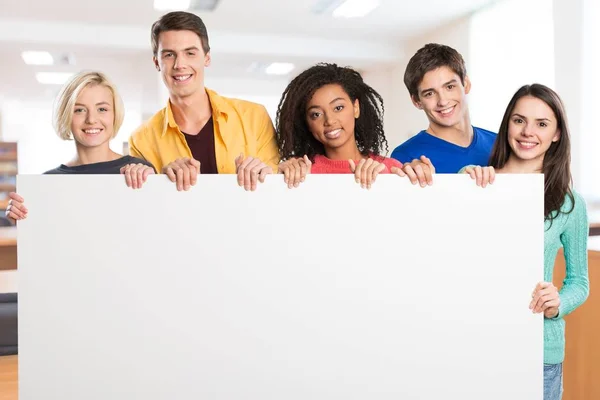 Gruppe Glücklicher Studenten Mit Leerer Plakatwand — Stockfoto