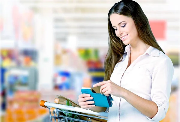 Kobieta Zakupy Karty Kredytowej Supermarkecie — Zdjęcie stockowe