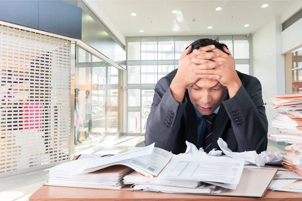 Müder Geschäftsmann Mit Aktenstapel Büro — Stockfoto