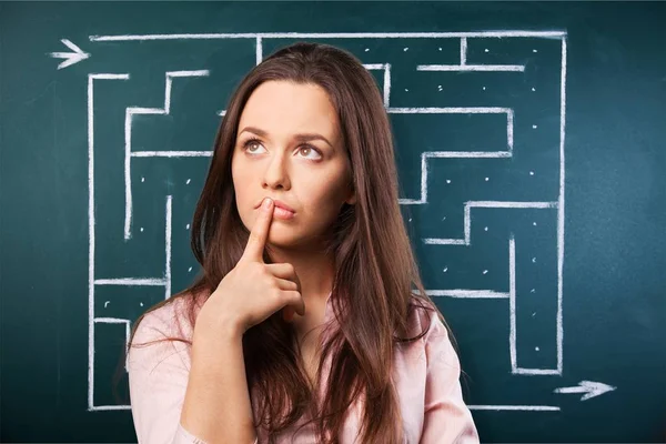 Nachdenklicher Student Gegen Labyrinthkreidezeichnung Auf Tafel — Stockfoto