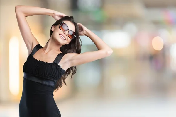 Ung Lycklig Kvinna Som Bär Glasögon — Stockfoto