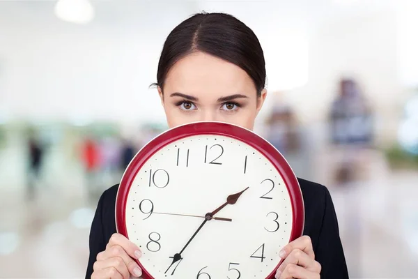 Ung Affärskvinna Håller Väckarklocka Deadline Och Time Management Cocnept — Stockfoto