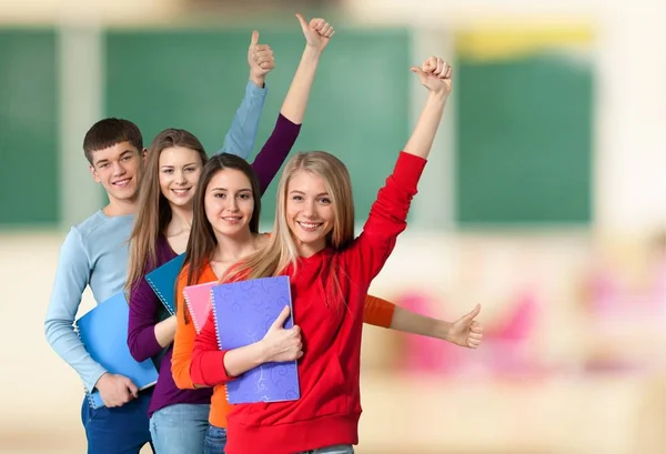 Grupo Estudiantes Con Libros Sonriendo Cámara —  Fotos de Stock