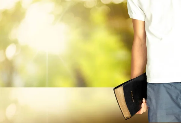 Mano Persona Sosteniendo Libro Biblia — Foto de Stock