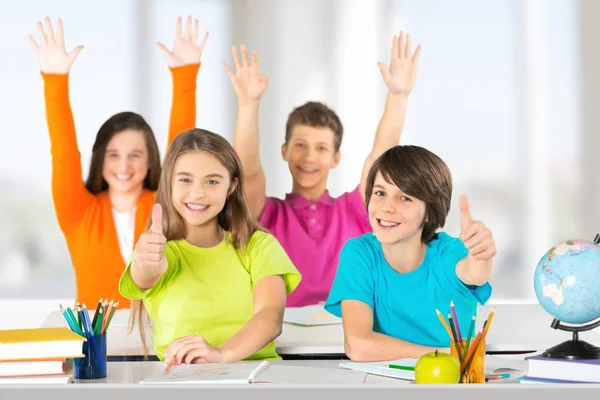 Alumnos Escuela Feliz Con Los Brazos Alto — Foto de Stock