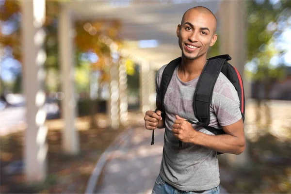 Schöner Junger Mann Mit Rucksack Lächelt Die Kamera — Stockfoto