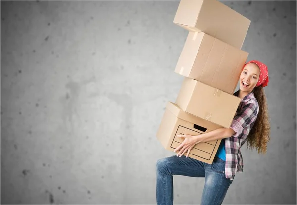 Mujer mudándose a casa nueva — Foto de Stock