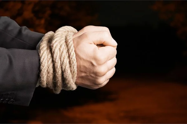 男性の手はロープで縛 — ストック写真