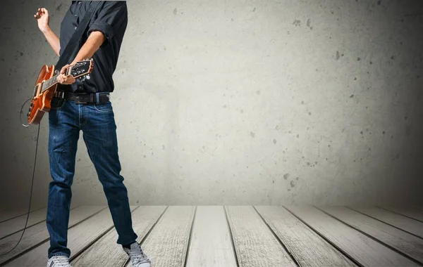 Man Holding Elektrische Gitaar Geïsoleerd Achtergrond — Stockfoto