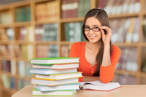 Estudante Universitária Sentada Biblioteca Com Pilha Livros Mesa — Fotografia de Stock