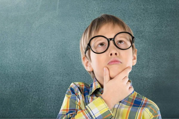 Jeune garçon en lunettes pensée — Photo