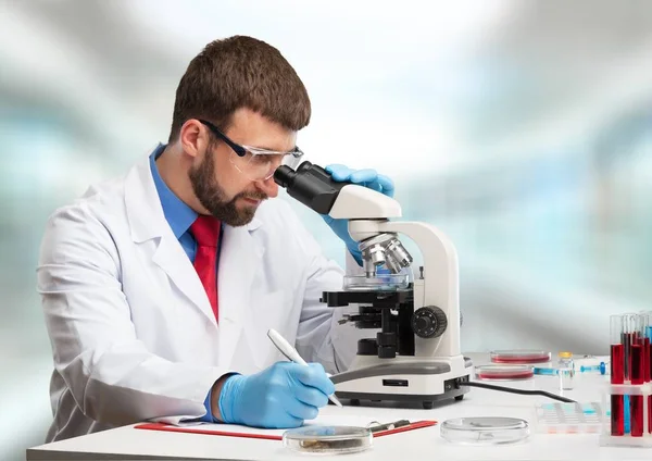 Klinisk Biolog Som Arbetar Med Mikroskop — Stockfoto