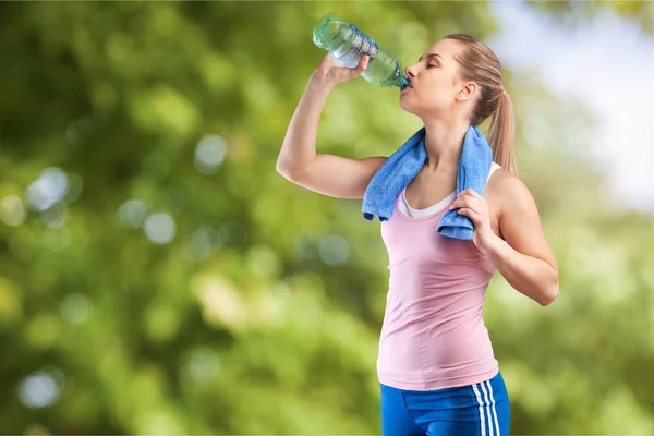 Junge Frau Trinkt Wasser Nach Dem Training — Stockfoto