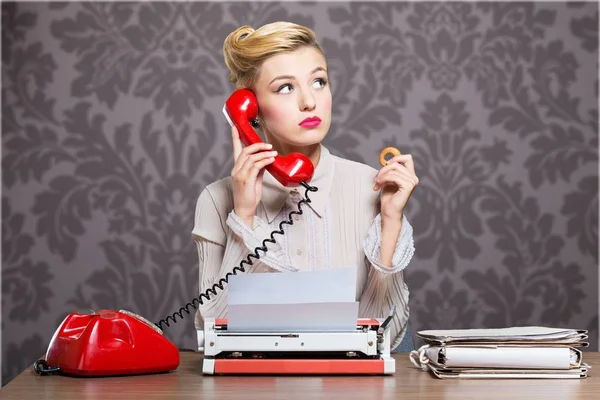 Mujer trabajando en máquina de escribir vintage — Foto de Stock