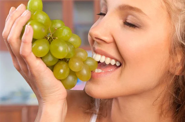 Szczęśliwa Kobieta Jedzenie Winogron — Zdjęcie stockowe