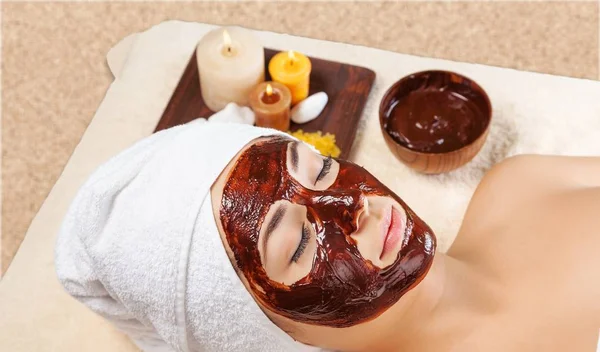 Jovem Mulher Relaxada Com Máscara Facial — Fotografia de Stock