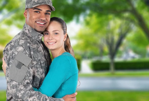 Soldado Sorridente Com Sua Esposa Contra Fundo — Fotografia de Stock