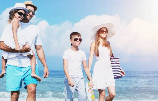 幸福的家庭度假热带海滩上 — 图库照片