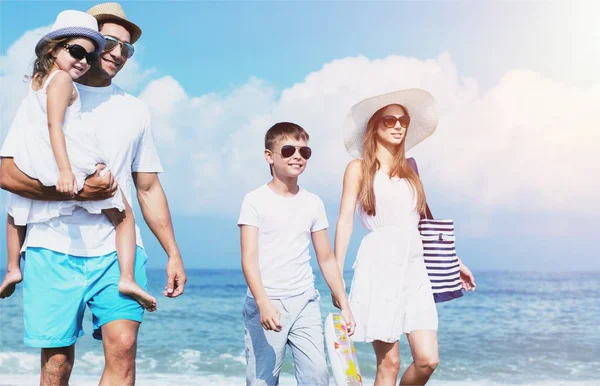 Famiglia Felice Vacanza Sulla Spiaggia Tropicale — Foto Stock