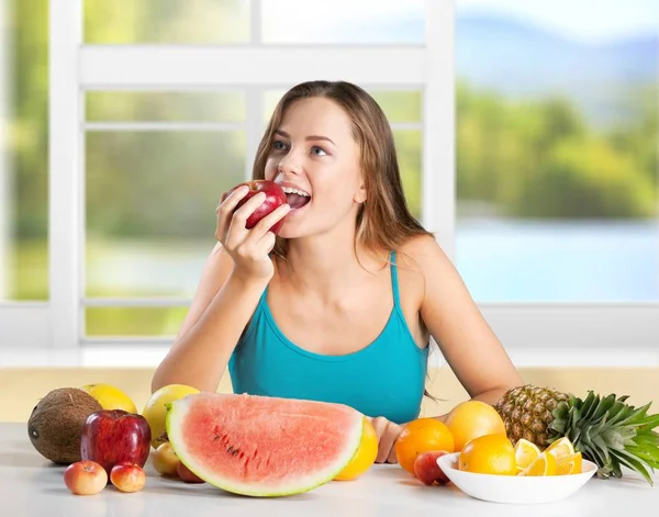 Jonge Vrouw Die Vers Fruit Eet — Stockfoto