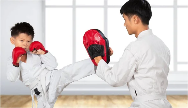 Asiatische Wenig Karate Junge Und Versteckt Lehrer — Stockfoto