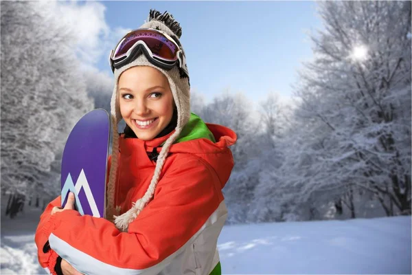Leuke vrouw met snowboard — Stockfoto