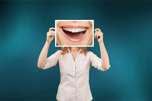 Mulher Segurando Sorriso Imagem — Fotografia de Stock