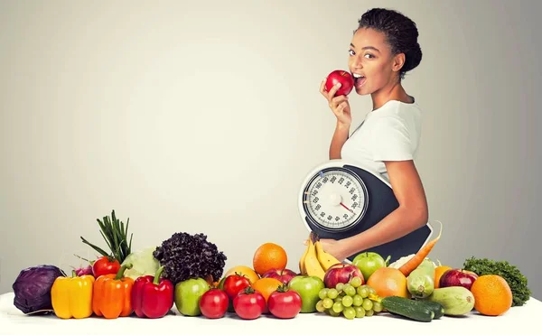 Giovane Donna Mangiare Frutta Fresca Concetto Dieta — Foto Stock